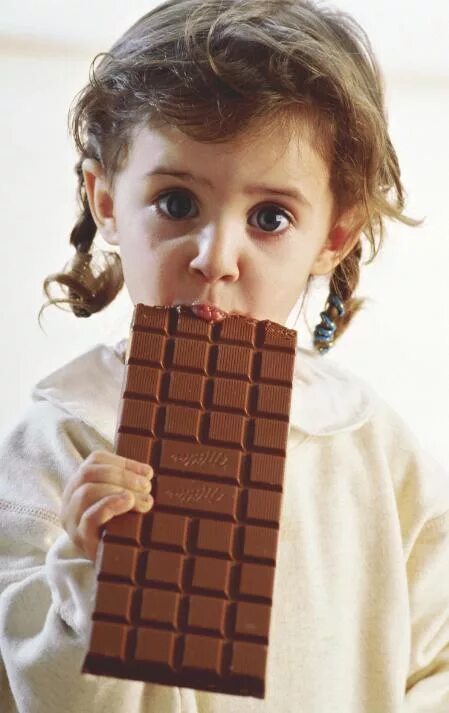 ребенок ест шоколадку