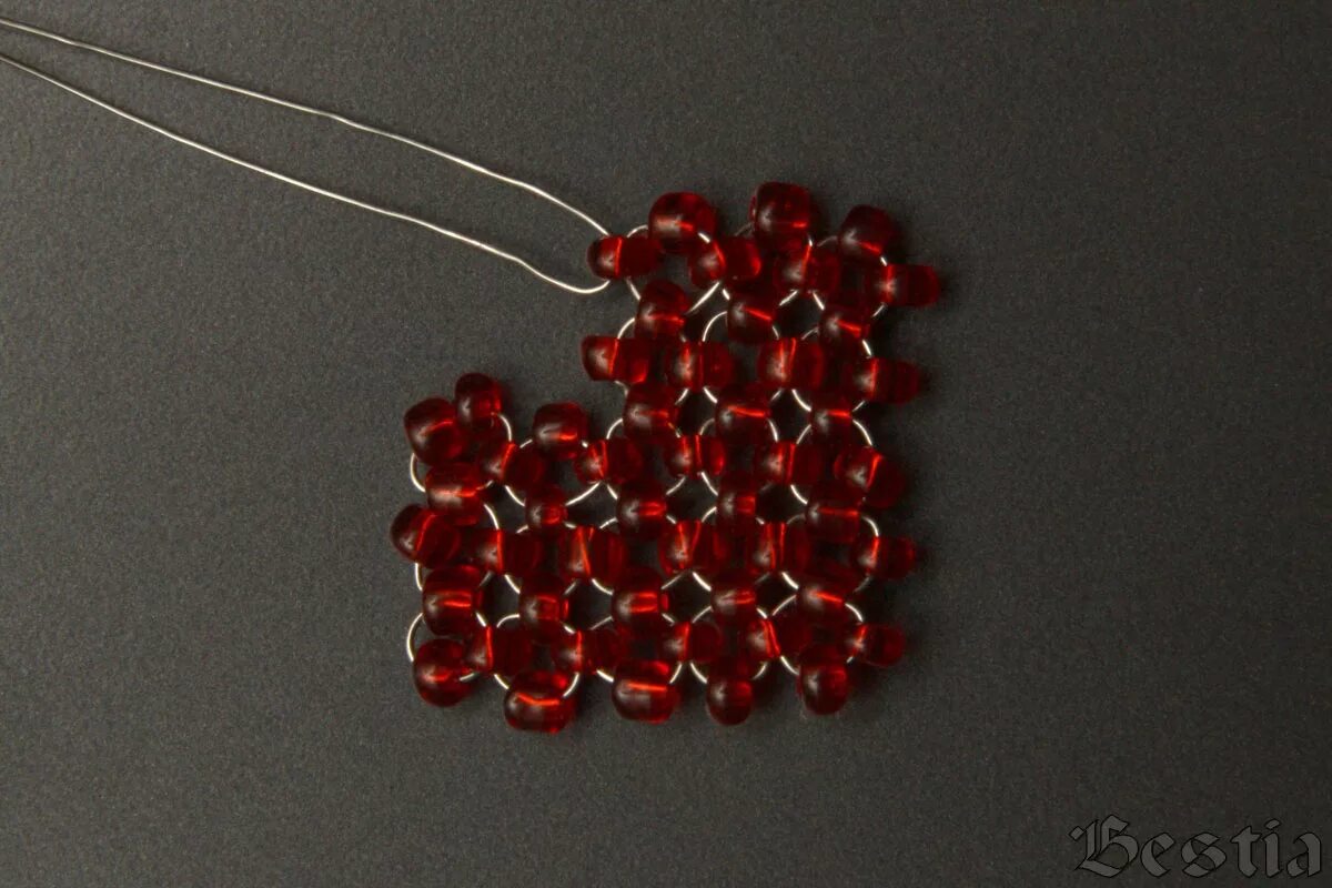 Объемное сердце из бисера. Сердце из бусин мастер класс. Маленькое сердечко из бисера. Объемное сердце из бисера схема плетения пошагово для начинающих. Сердечко из бисера.