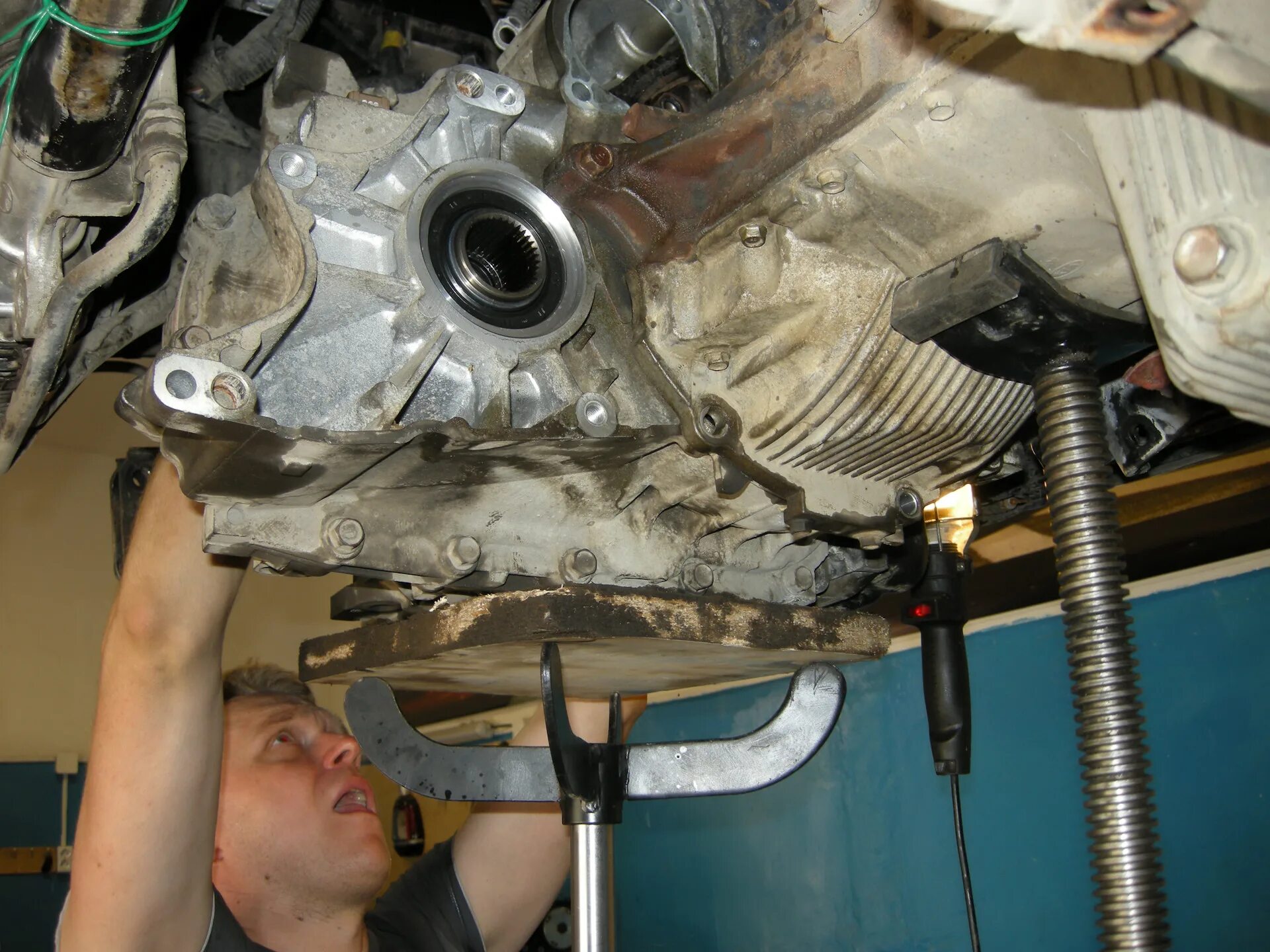 Хендай солярис замена коленвала. Сальник акпп hyundai tucson 2006. акпп hyundai tucson привод. сальники коробки hyundai tucson. hyundai solaris сальник коленвала акпп.