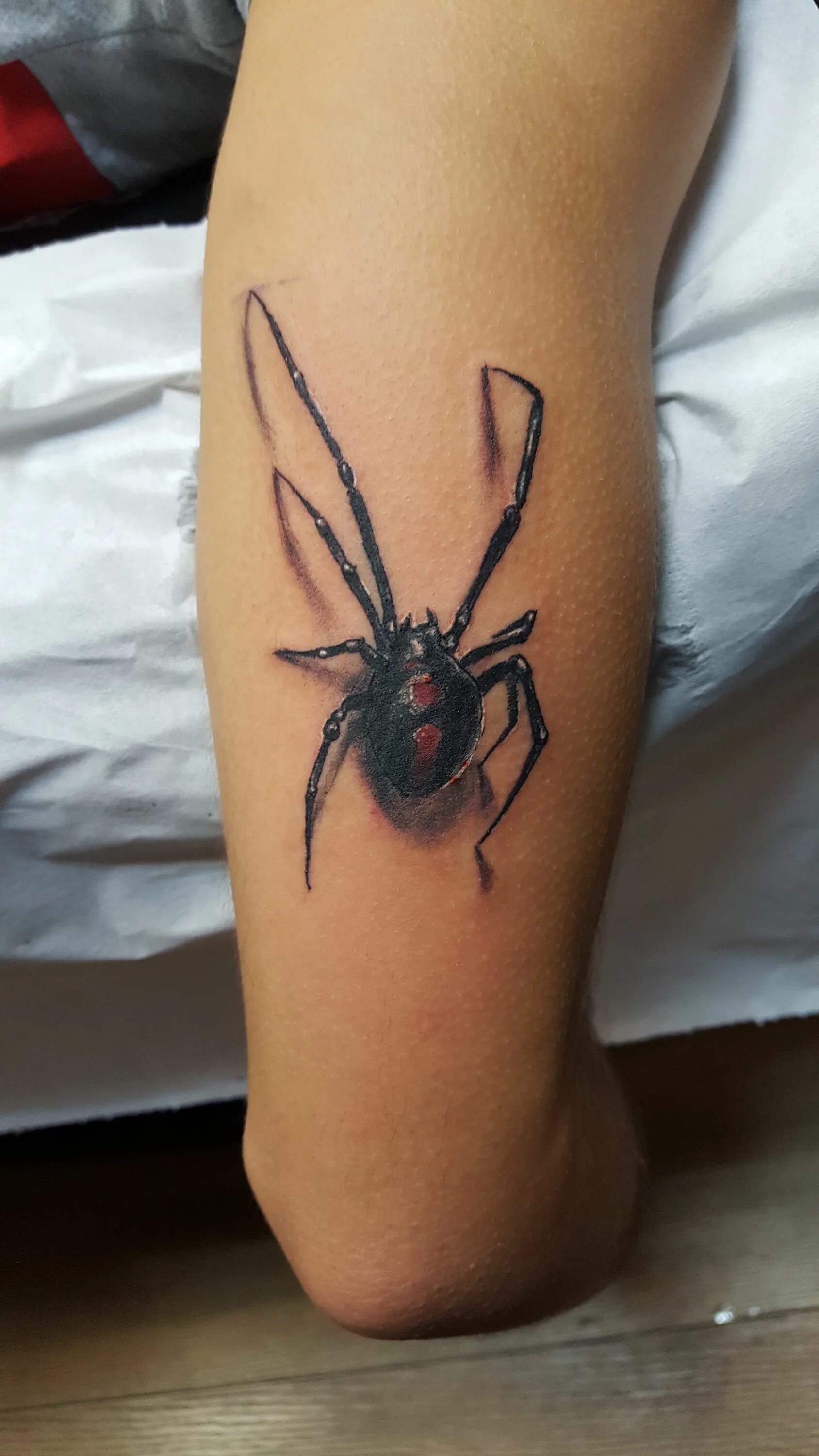 Тату паук на плече. Татуировка паук ползет вверх. Тату паук на ключице. Татуировка паук ползет вверх. Татуировка паук ползет вверх.
