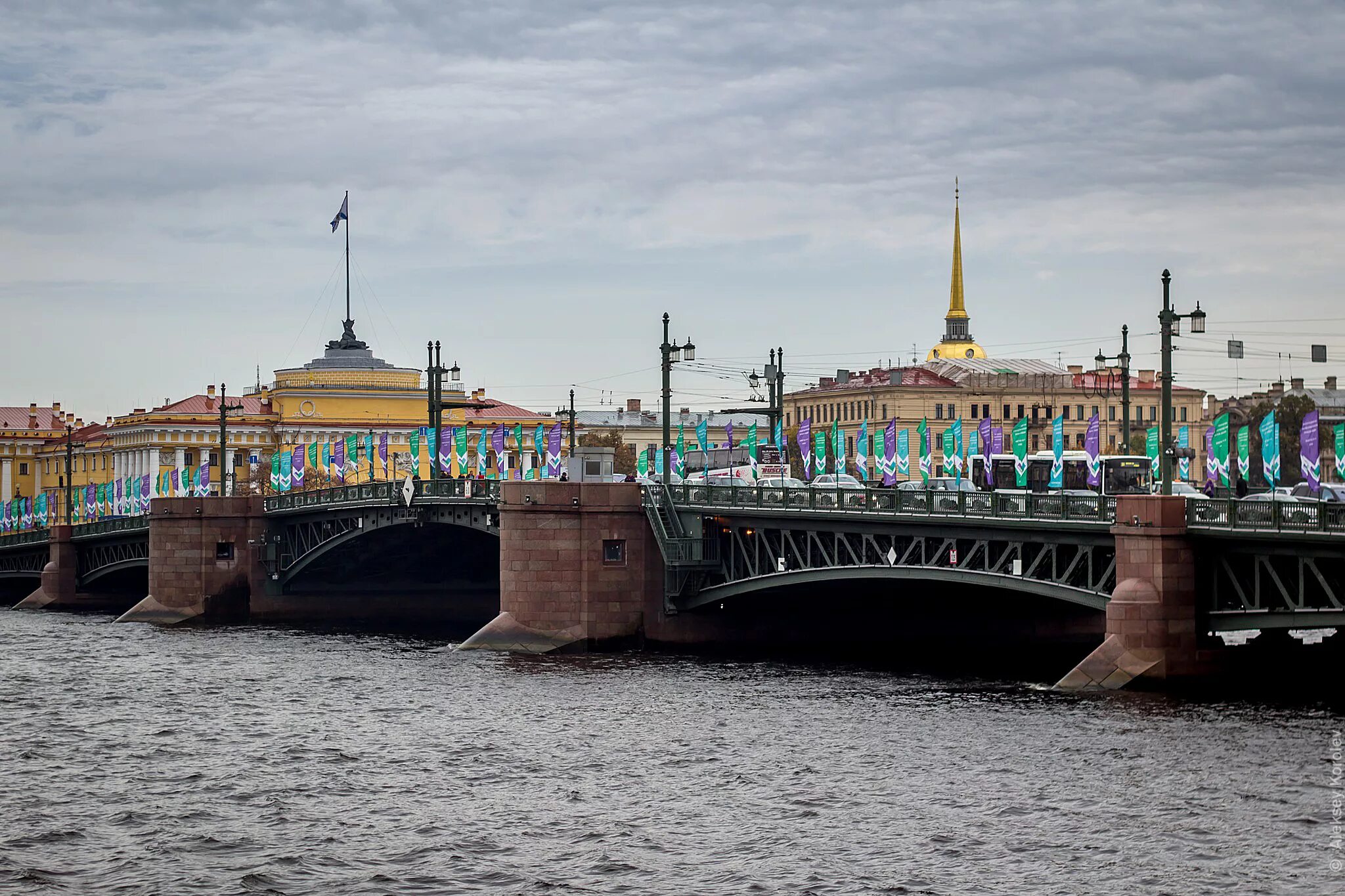 Дворцовый мост санкт петербург кратко. Дворцовый мост в Санкт-Петербурге. Дворцовый мост в Санкт-Петербурге днем. Дворцовый мост Питер днем. Дворцовый мост 1917.