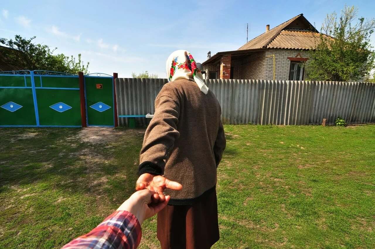 Жизнь переехавших в деревню. Приколы про деревню. городские в деревне приколы. мемы про деревню. деревенские приколы.