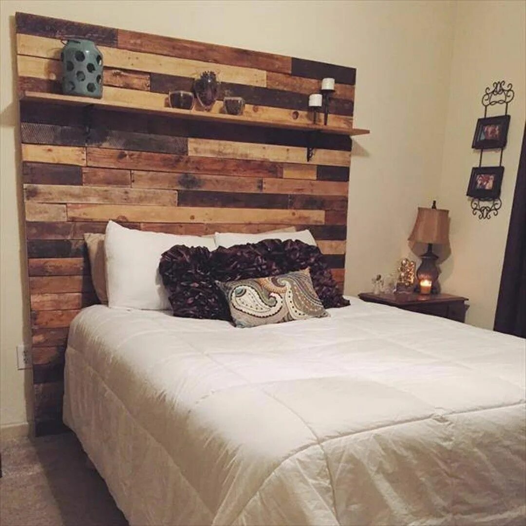 Изголовье кровати из дерева. Кровать с деревянным изголовьем. Кровать с полками из дерева. Изголовье кровати из деревянных реек.