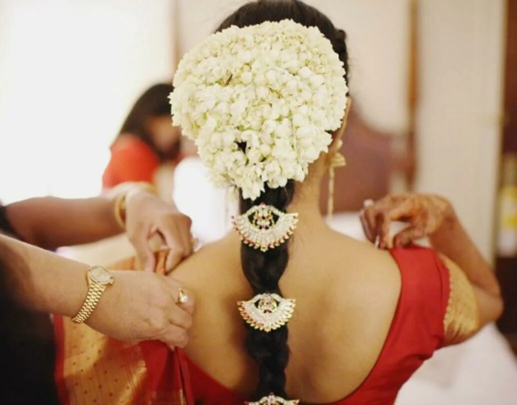 Девушек украшают цветы. Индийские прически. Индийские украшения из цветов. Индийские прически женские. Индийские украшения на голову цветы.
