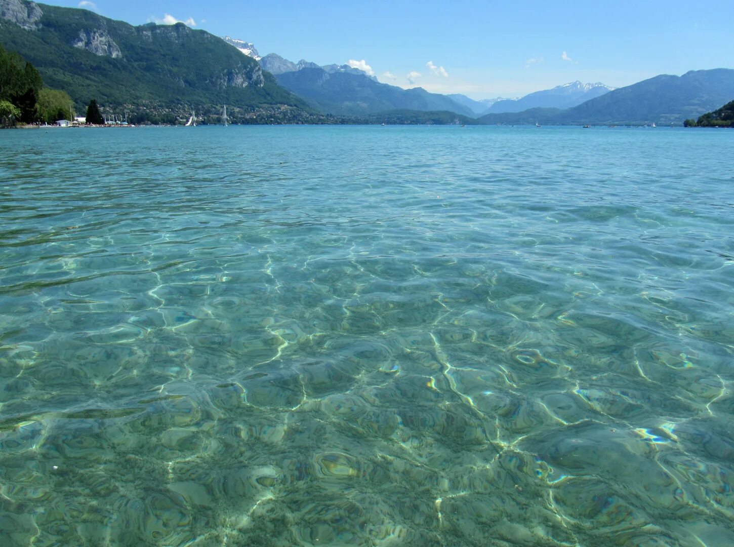 Вода озеро. Чистая вода в озере. Озеро с прозрачной водой. Озеро морской. Вода из озера в бассейн