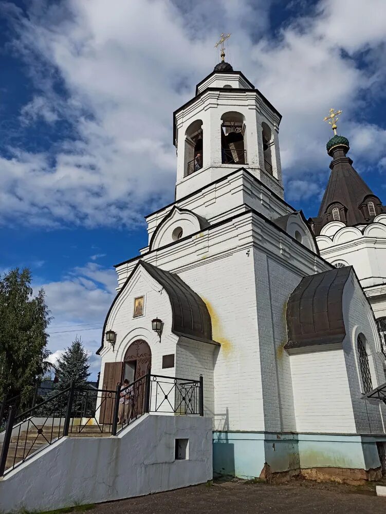 Храм патриарха тихона. Храм патриарха тихона. Храм патриарха тихона волжский. Храм патриарха тихона. Церковь в клину кунья.