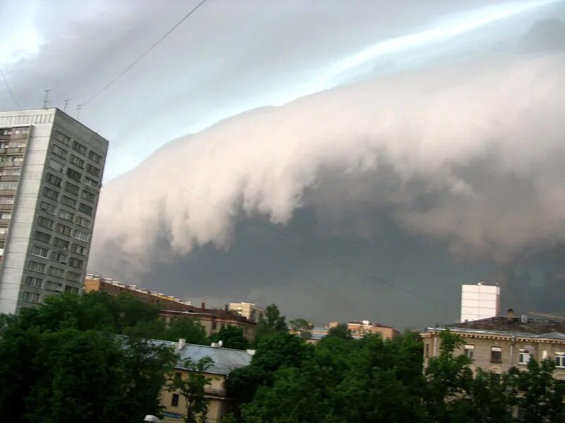 Ураган в Москве. Ураган в городе. Шторм в Москве фото. На москву надвигается ураган