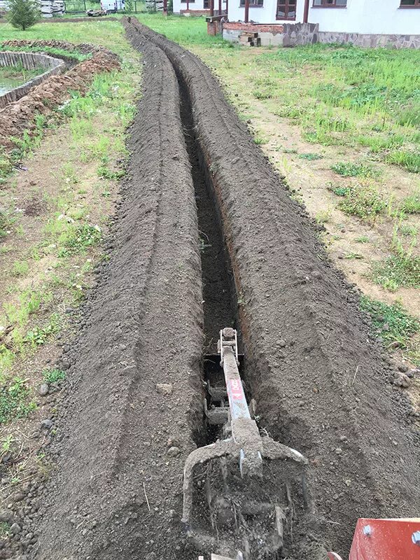 Выкопать под водопровод. Копалка траншеи под водопровод. Приспособление для копки траншеи для дренажа. Лопата для копки траншей. Копка траншей дренаж.