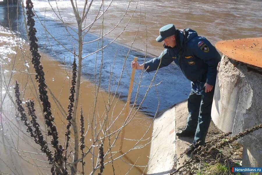 Замер уровня воды в реке. Оперативная группа МЧС подтопление. Мониторинг уровня воды в реках. Весенний разлив фото. Новости про воду