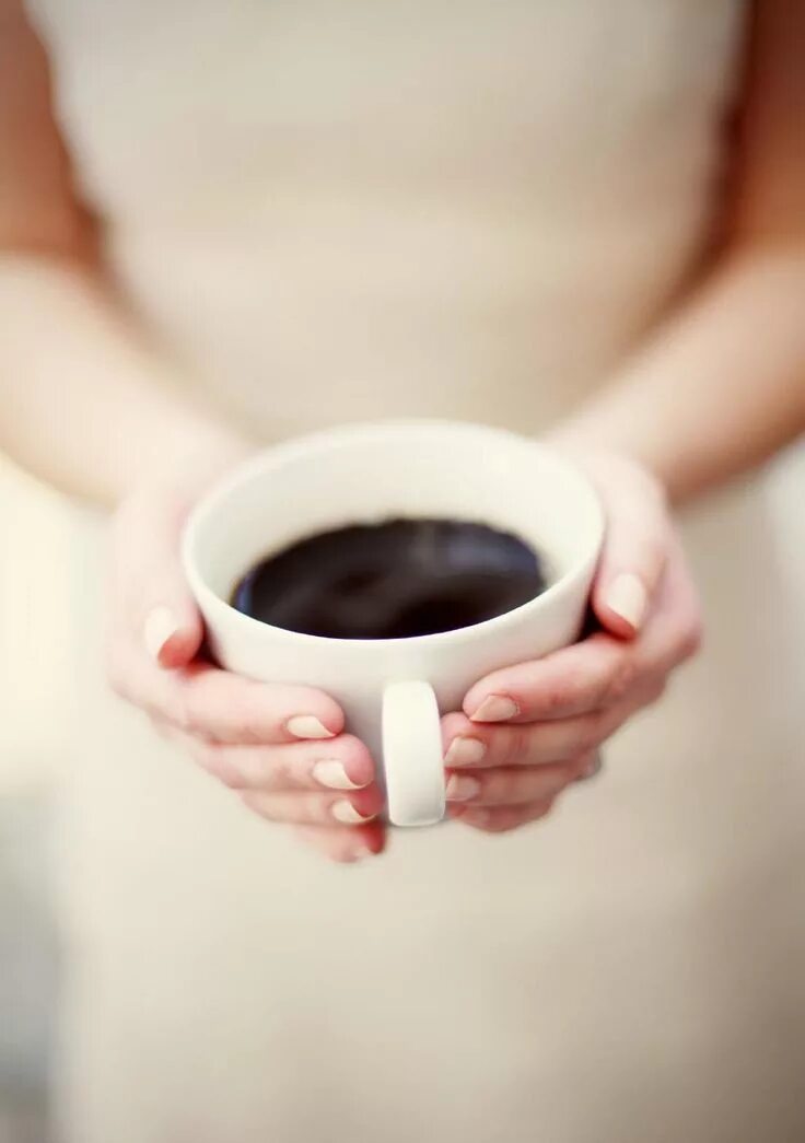Утро ладонь. Чашка кофе в руках. Чашка в руках. Чашечка кофе в руках. Кружка рука.