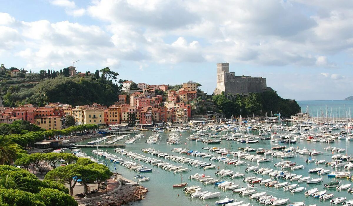 Lerici италия. Леричи италия. Лигурия италия леричи. Замок леричи клаипт. Сан теренцо лигурия.