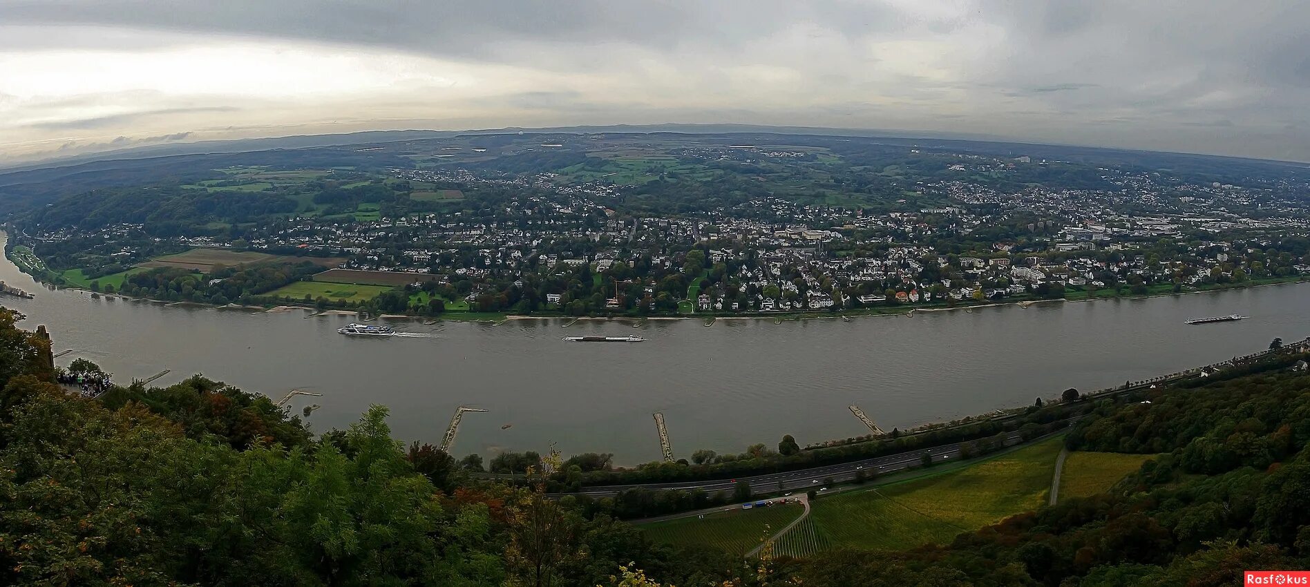 Панорама нова. Кингисепп с высоты птичьего полета. Фотография Рейн. Фот Кингисеппа с высоты. Фото реки Рейн с высоты.