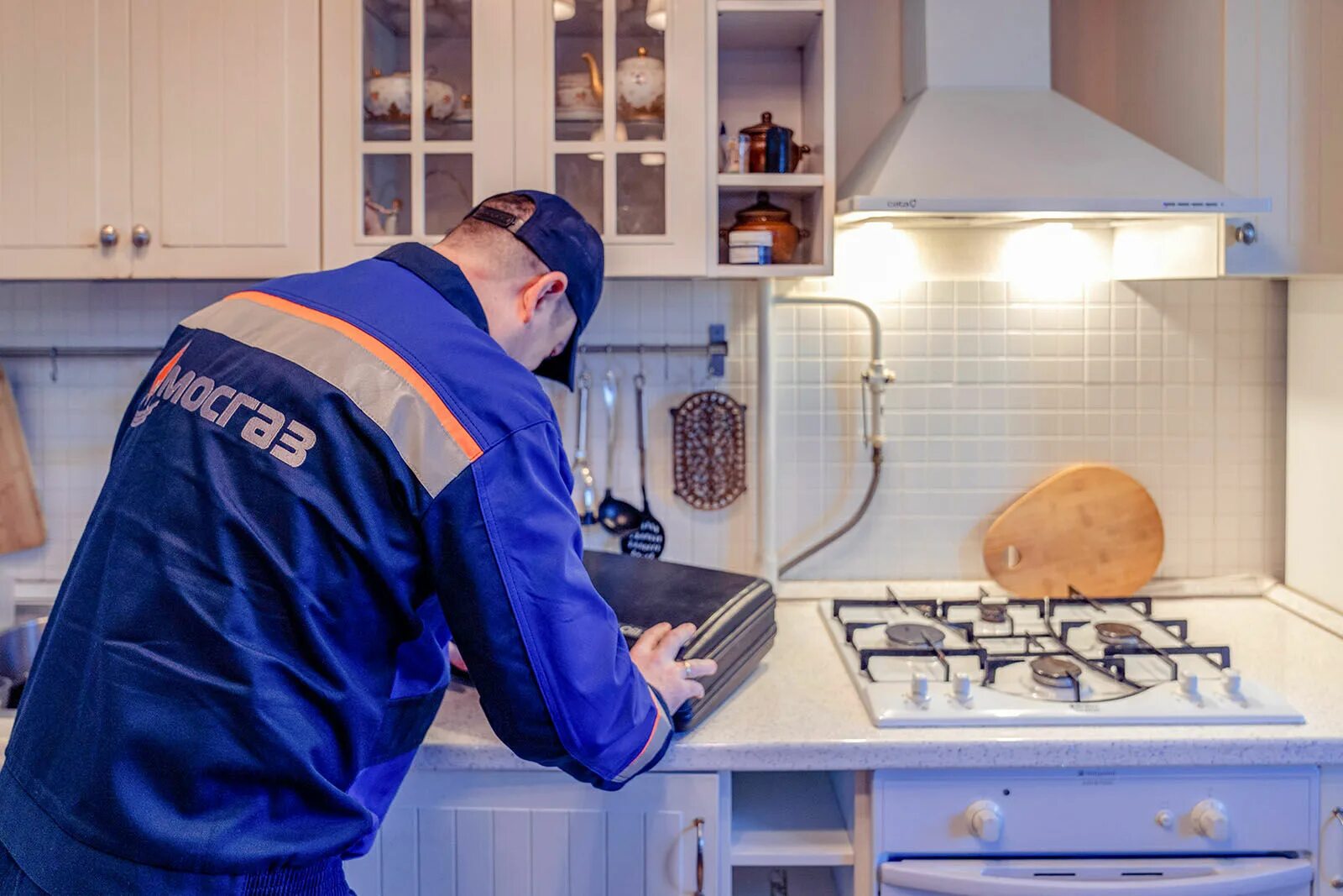 газовая служба плазма. техобслуживание газового оборудования. газовая плита в квартире. проверяют газ. газовая служба плазма.