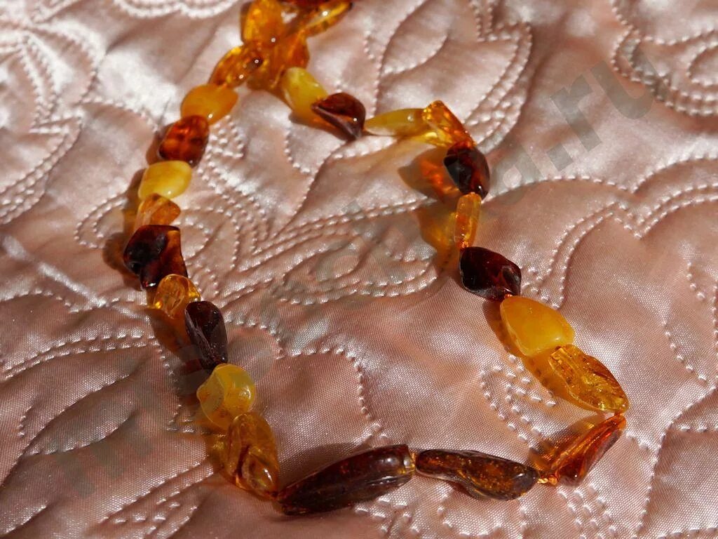 Бусы из янтаря. Обработка янтаря. Профессиональная чистка янтаря. Как почистить янтарь. Необработанный янтарь бусы.