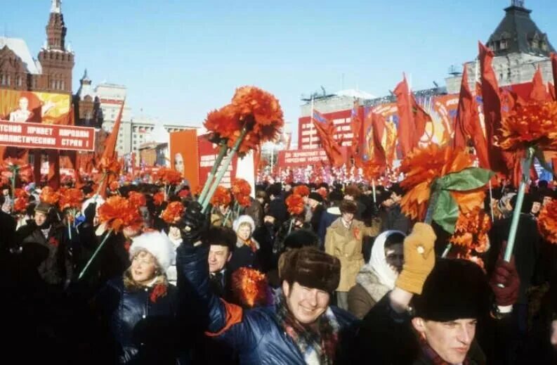 Парад Октябрьской революции СССР. Демонстрация 7 ноября. Советская демонстрация 7 ноября. Ноябрьская демонстрация в СССР. Советский союз 7 ноября