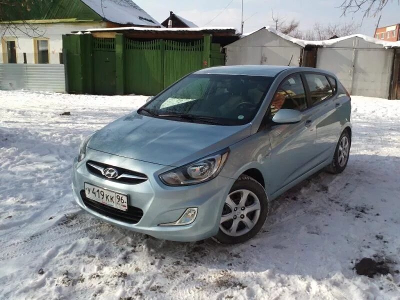 Hyundai Solaris, 2012 зима. Серый Хендай Солярис хэтчбек 2012. Хендай Солярис 2013 голубой. Хендай Солярис 2013 серо голубой. Авито москва куплю хендай солярис