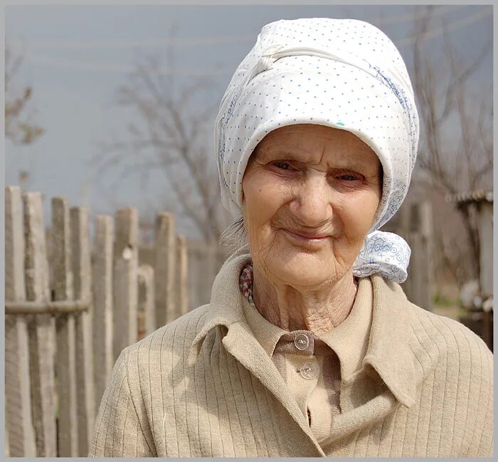 Бабушка на балконе. Бабушка. П бабушек. П бабушек. П бабушек.