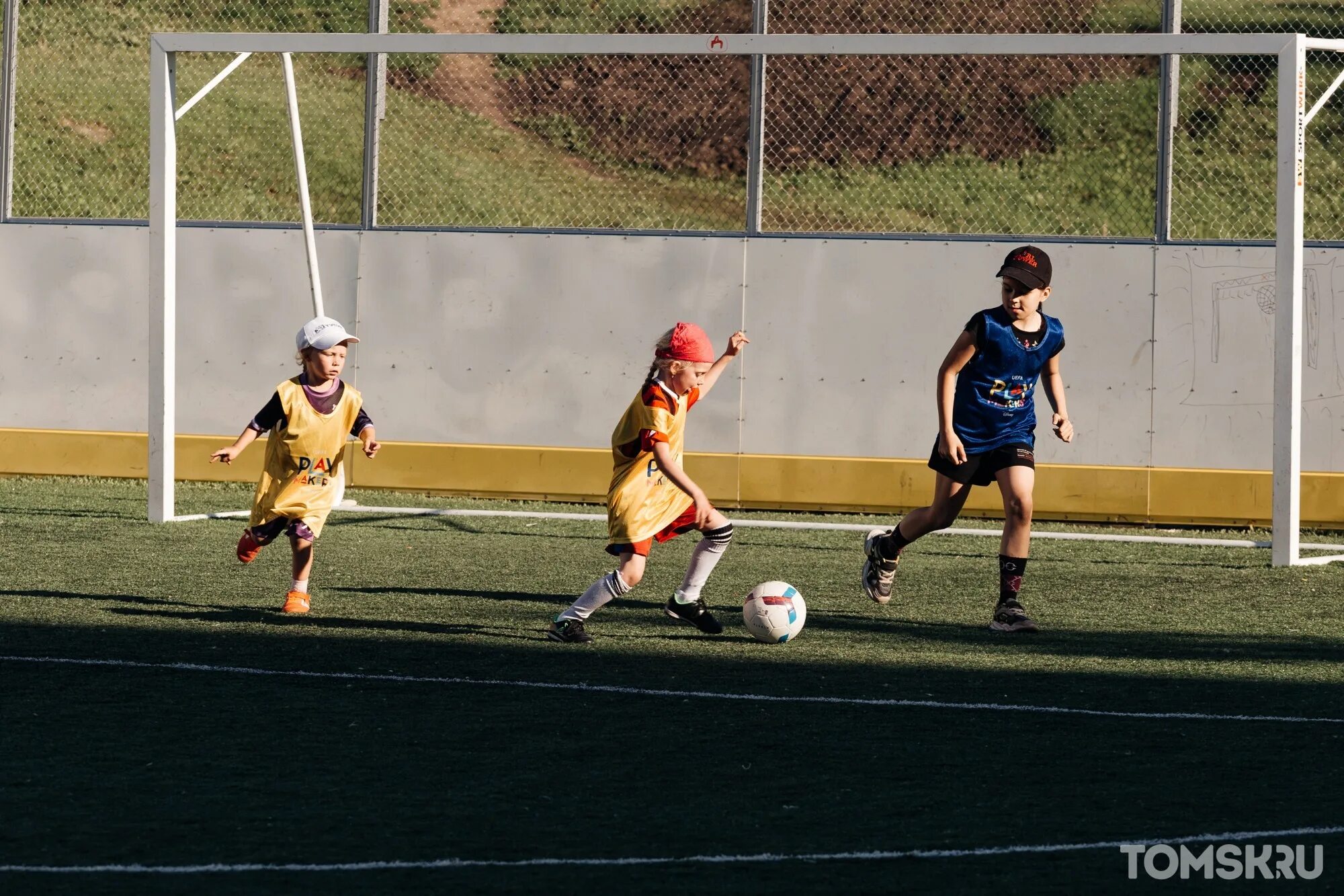 Футбольная школа девочки. Детский футбол девочки. Девочка с футбольным мячом. Фк метеор липецк. Футбол дети.