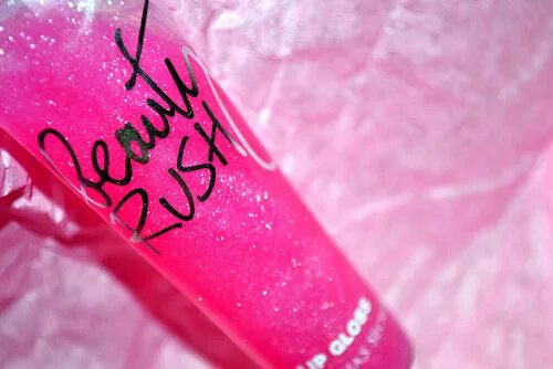 Блеск юг. Lip gloss блеск. розовый блеск для губ. бальзам для губ lip gloss. ярко розовый блеск для губ.