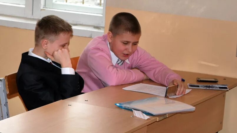 Дети на уроке. Забирают ли телефоны в школе. Школьники с гаджетами. Забирают ли телефоны в школе. Ребенок с телефоном.