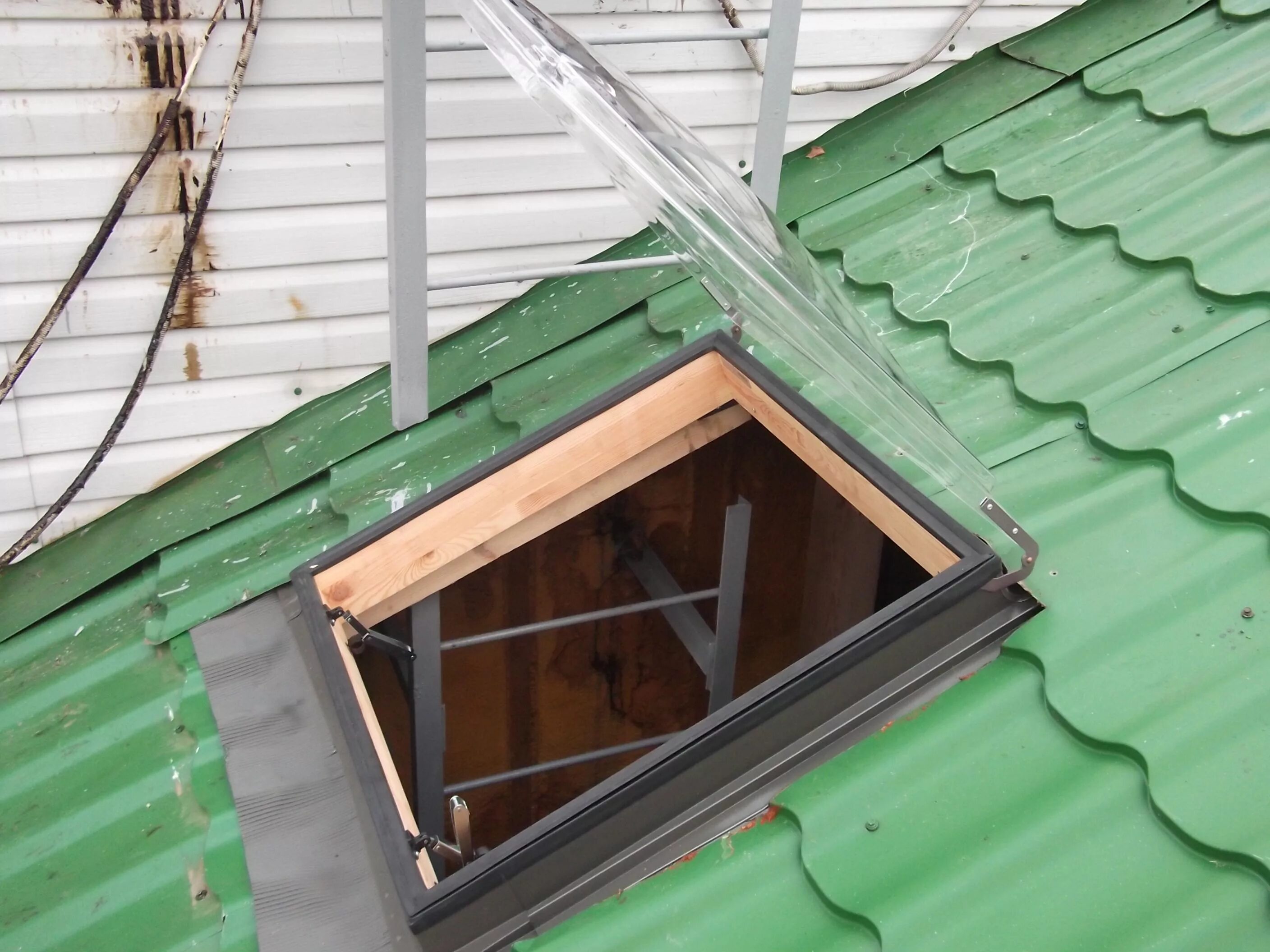 люк на эксплуатируемую кровлю. мансардный балкон. окно в скате крыши. дормер на кровле. эксплуатируемая стеклянная крыша.