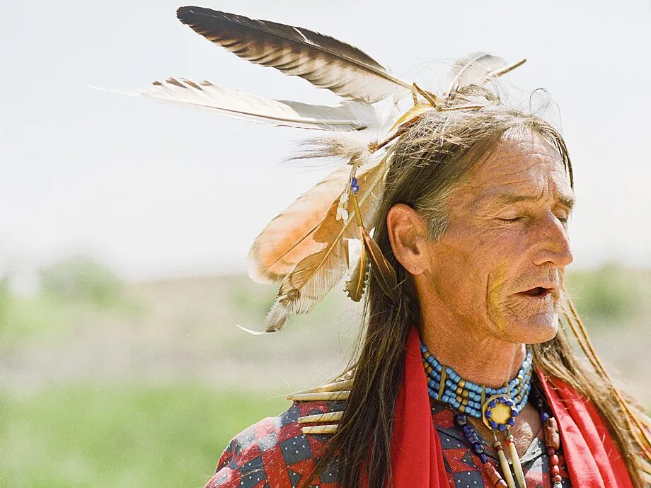 европейцы индейцы это. микмаки индейцы. коренные индейцы северной америки. колонисты 1620 и индейцы. коренные народы северной америки алеуты.