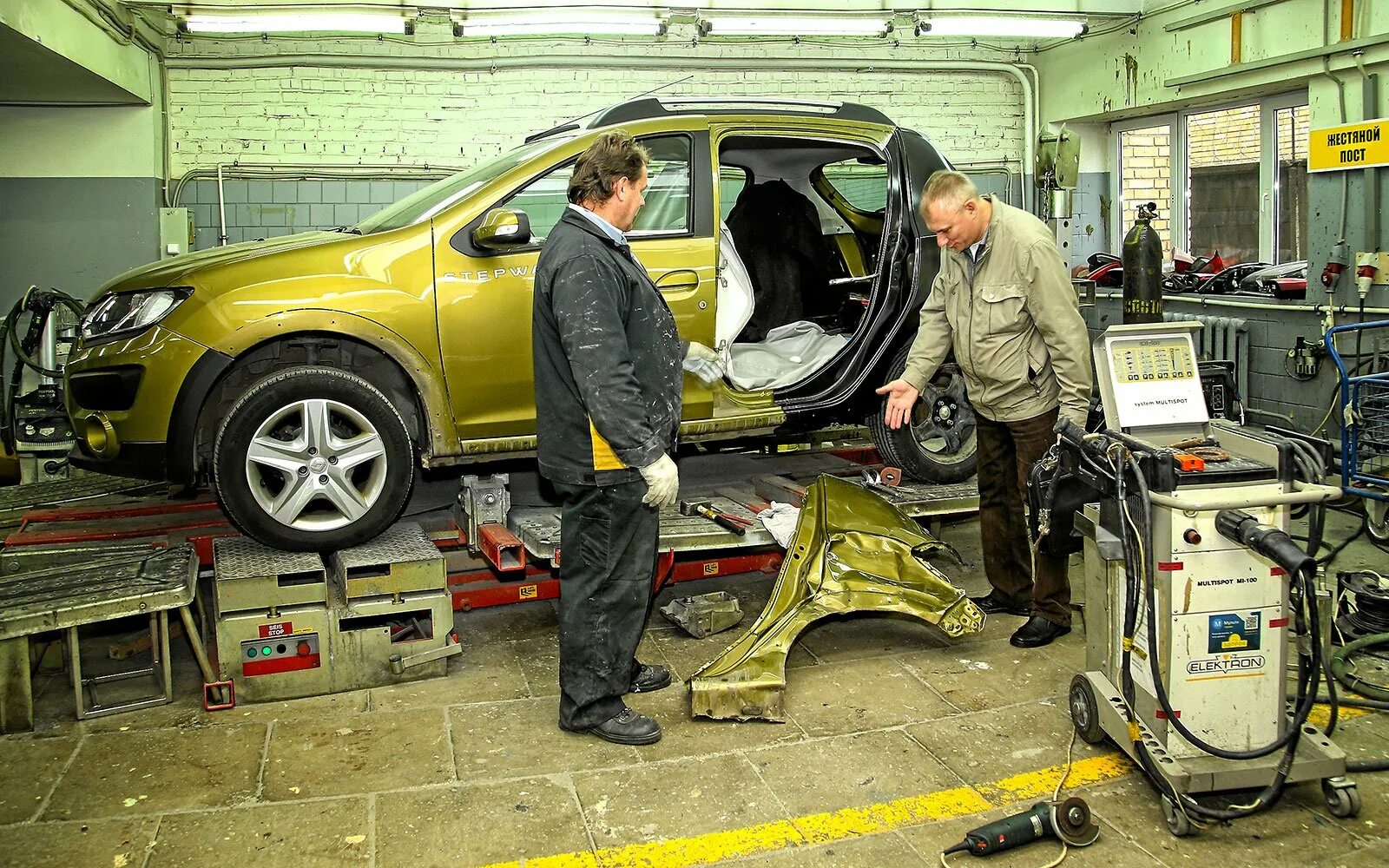 Как происходит ремонт автомобиля. Машина в автосервисе. ремонтный автомобиль. ремонт автомобиля фото. автомобиль в сервисе.