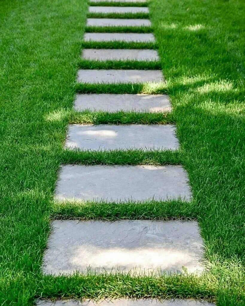 между тротуарами. 00\ gardena. садовые дорожки на газоне. мощение замшелое. между тротуарами.