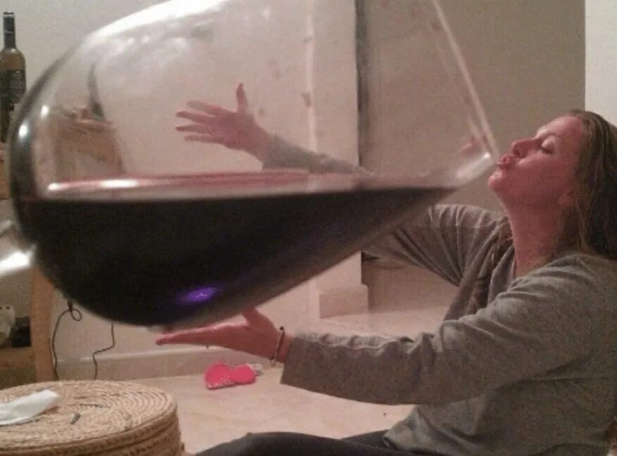 Огромный бокал вина. Огромный бокал. Большой бокал для вина. Красивый большой стакан. Муж разрешил большим большим
