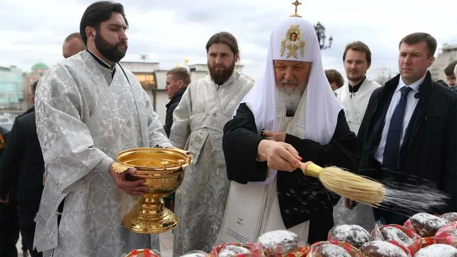 1 после пасхи. Освещение куличей у храма Христа Спасителя.