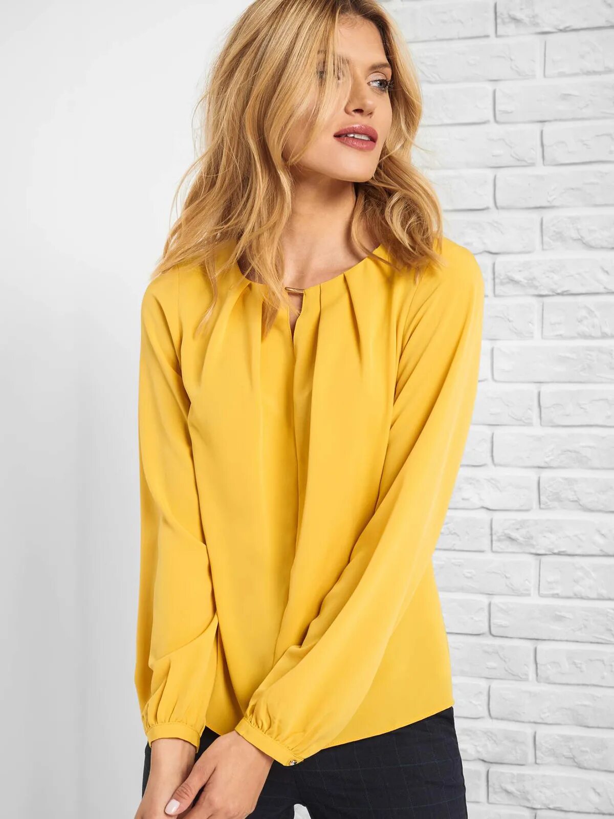 Желтый свитер в полоску. Вышивка на желтом свитере. Блузка желтая женская. Бело желтые кофты. Желтый худи женский.