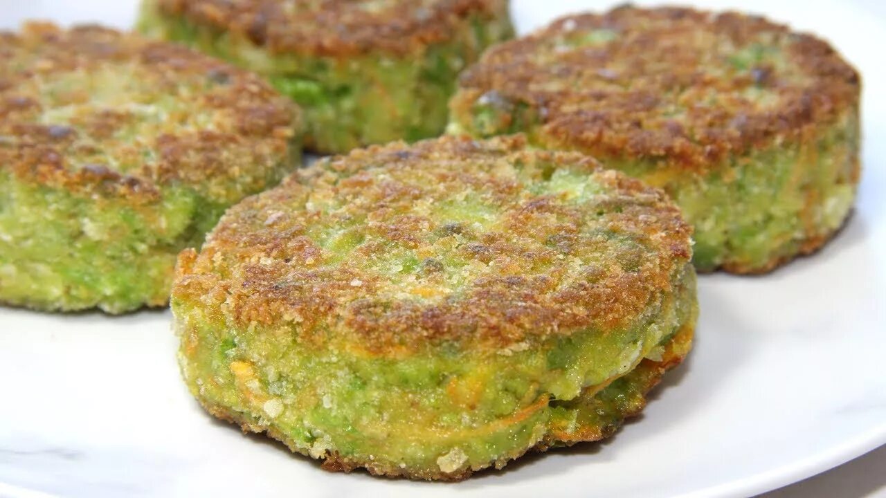 Я просто шинкую капусту на терке, добавляю рис, яйцо и готовлю вкусные котлеты: 
