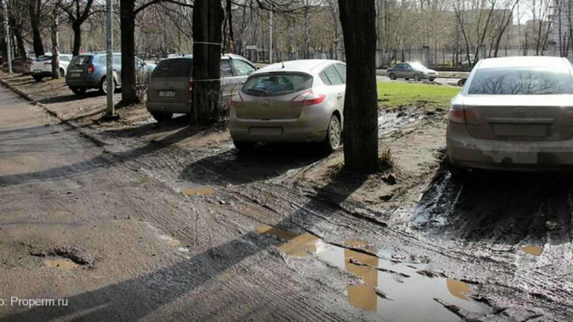 Машина на тротуаре. Грязь на тротуаре. Парковка на газоне грязь. Парковка на тротуаре во дворе.