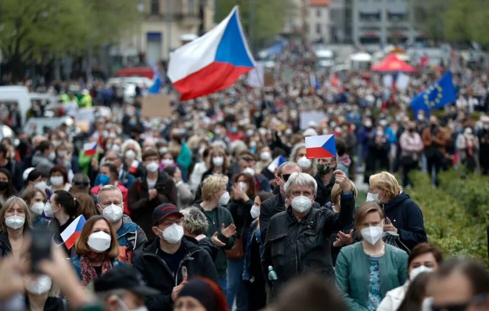 Чехия против россии. Вацлавская площадь митингующие. Антиправительственный митинг в Праге. Протесты в Чехии 2022. Протесты в Праге 2022.