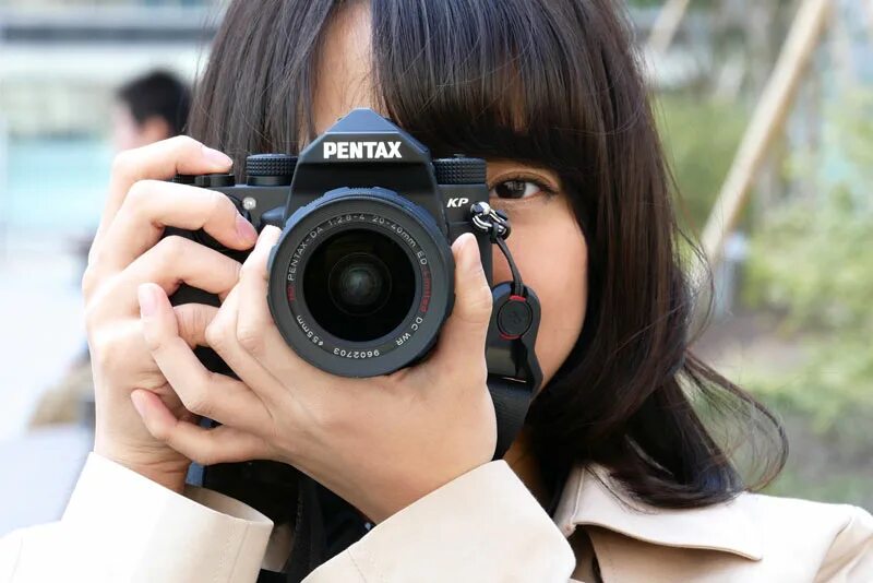 Камера 24 дюйма. Pentax реклама. FOTOFEST Pentax. Актер с фотоаппаратом Pentax. Авы Pentax.