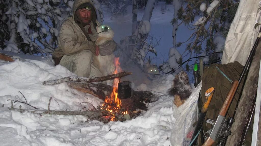 Будни кирдыксель. Таежники Сибирские охотники. Костер в тайге. Охотник Промысловик. Охотник зимой в тайге.