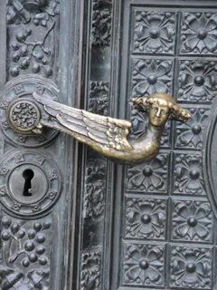 Литая дверь