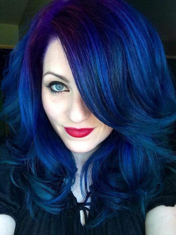 Темно синий цвет волос. Синяя краска для волос. Ярко синяя краска для волос. Краска для волос с синим отливом. Синий тоник для волос.