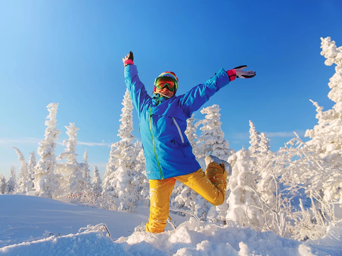 Путешествия образ жизни. Спорт зимой. Люди в горах зимой. Спортсмен зимой. Катание на лыжах.