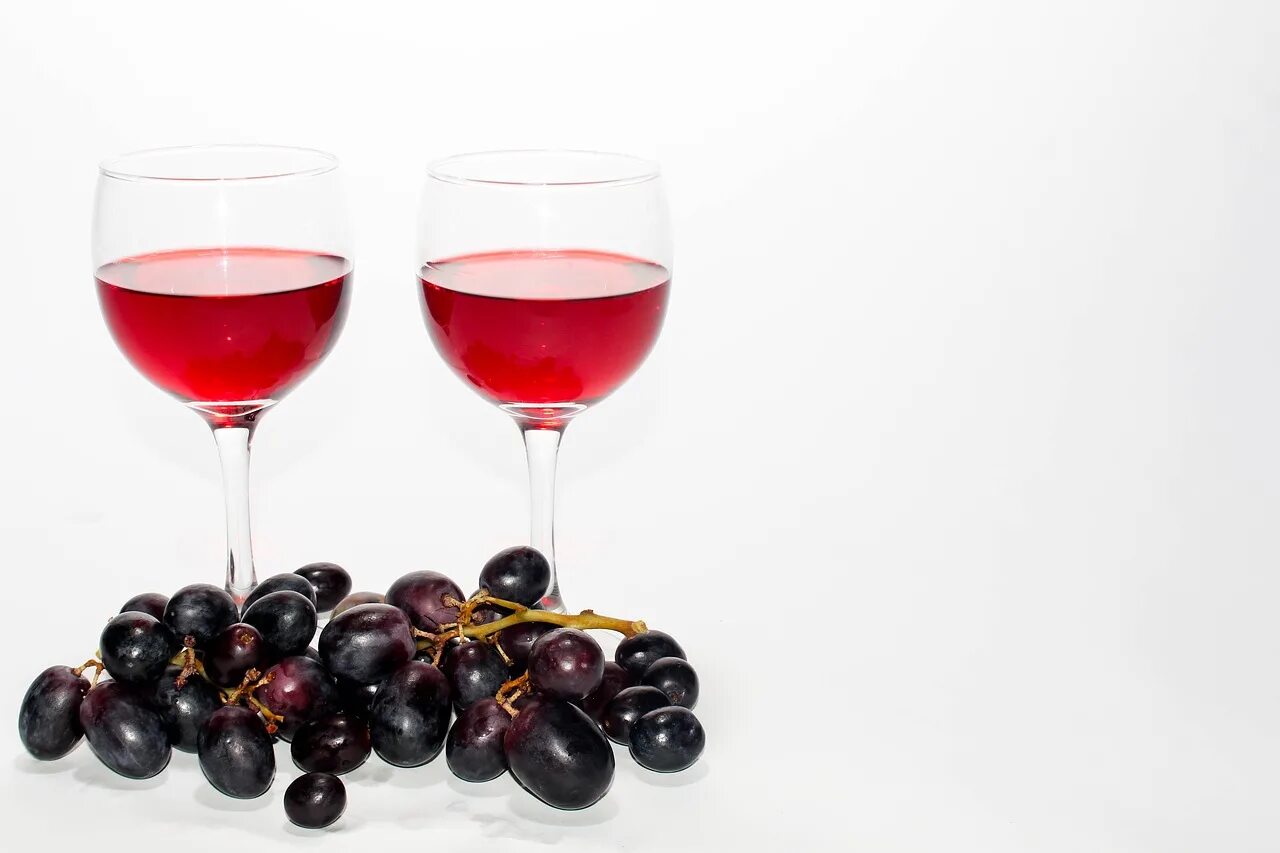 Какое красное вино слаще. Бокал вина. Красное вино. Десертное вино. Бокал красного вина.