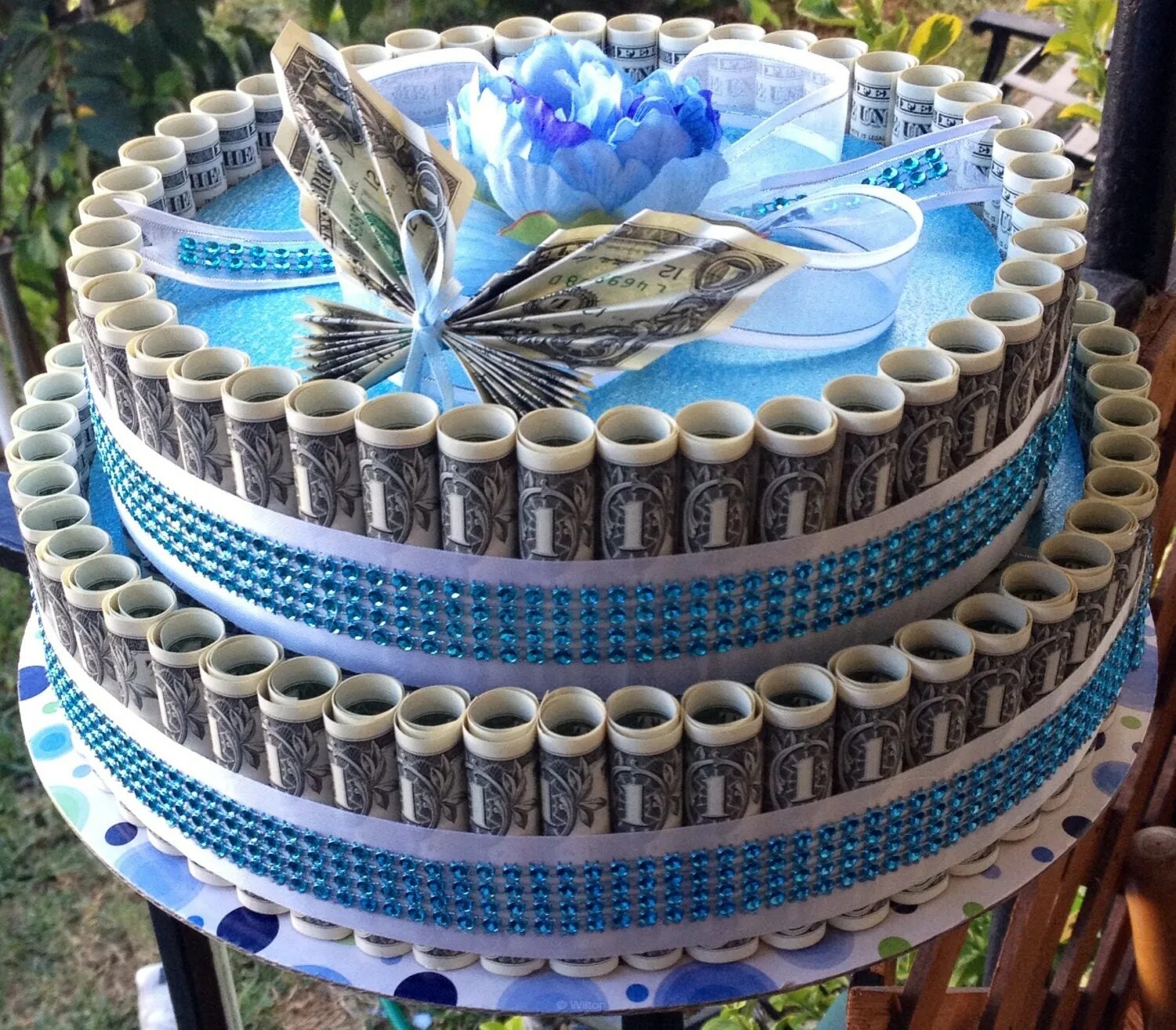 Свадебный торт из денег. Торт из денег и цветов. Денежный торт на свадьбу. Торт из денег. Подарок торт из денег.