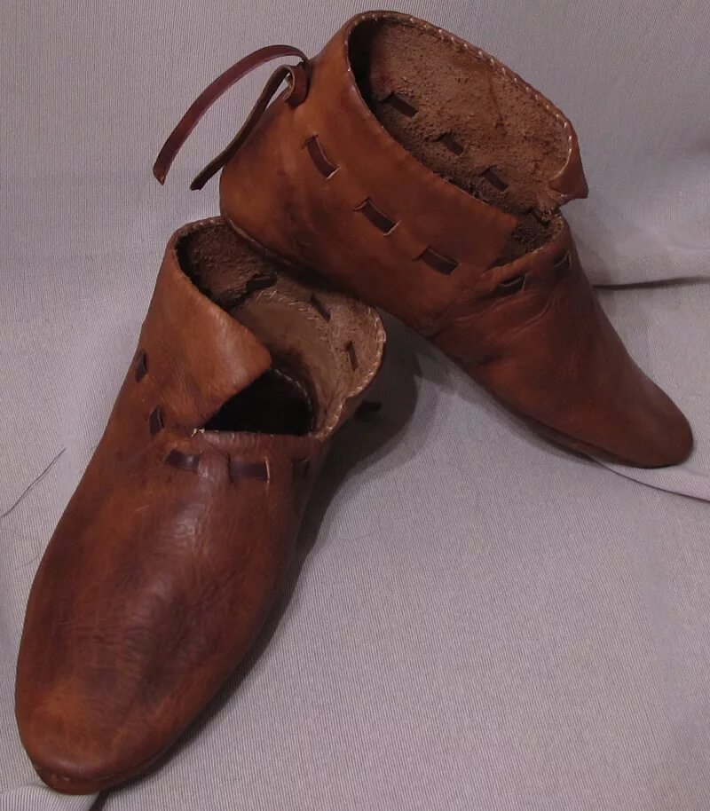 сапоги 10 века. поршни обувь древней руси. обувь русь 13 век. старославянский кожаный туфель. старославянский кожаный туфель.