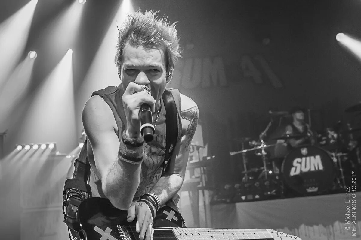 Sum 41 heaven x hell 2024. Sum 41. Sum 41 bycnfcrb. Барабанщик sum 41 старый. Sum 41 группы с последнего концерта.