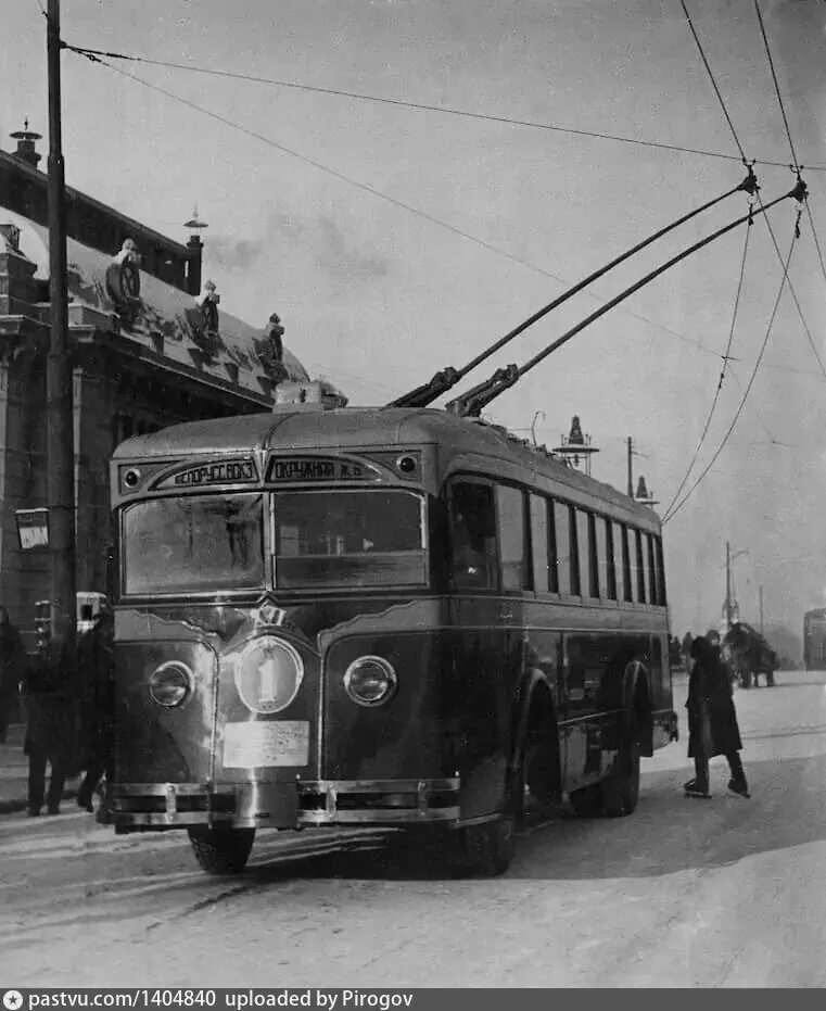 Троллейбус 1 г. Московский троллейбус 1933. Первый троллейбус в Москве 1933. ЯТБ-1 Ленинград. Троллейбус Ленинград-1.