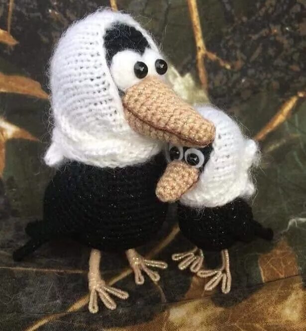 Ворона амигуруми. Вязаная сорока крючком. Ворон амигуруми. Вязаные птицы крючком. Сорока вяжет.