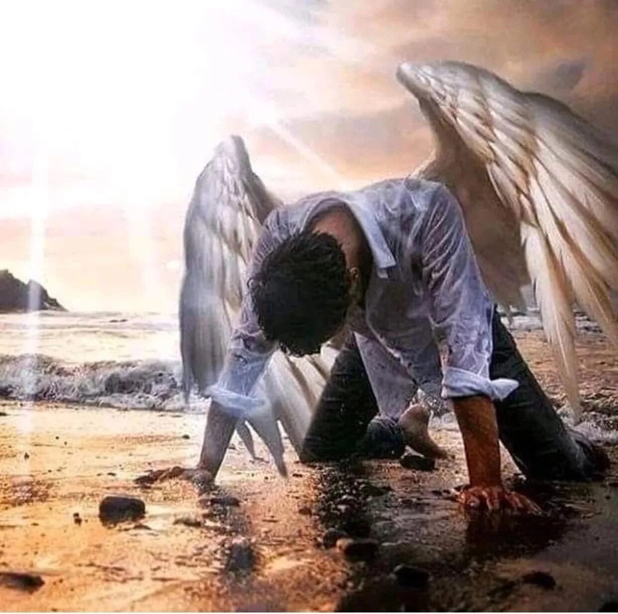 Спасение человеческой жизни. Одинокий ангел. Мужчина с крыльями ангела. Люди и ангелы.