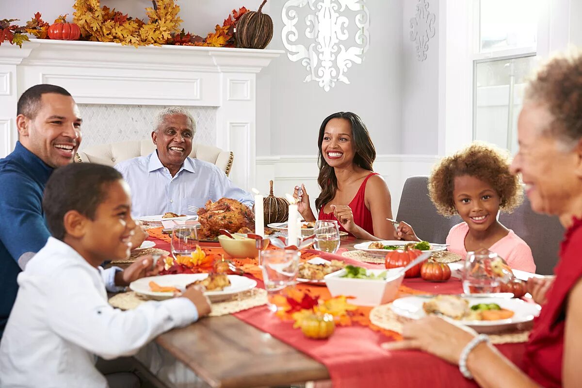 Американская семья за столом. День Благодарения. День Благодарения семья. День Благодарения семья за столом.