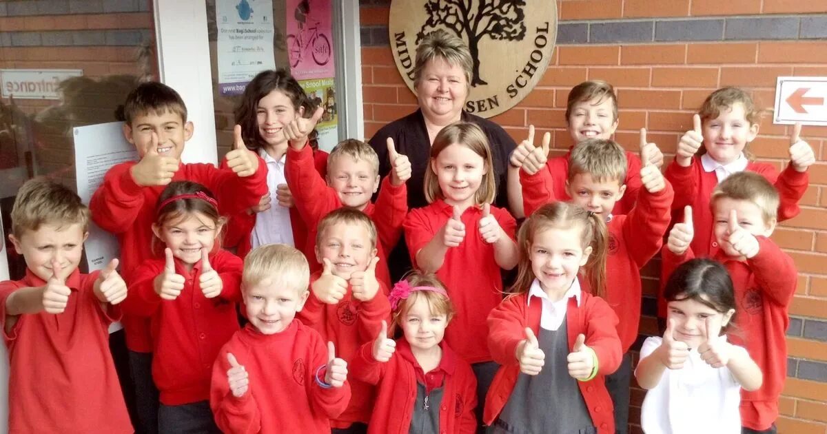 In the uk children. Primary school в великобритании. Уэльс саммерхилл. Регби школа в великобритании. Британцы люди.