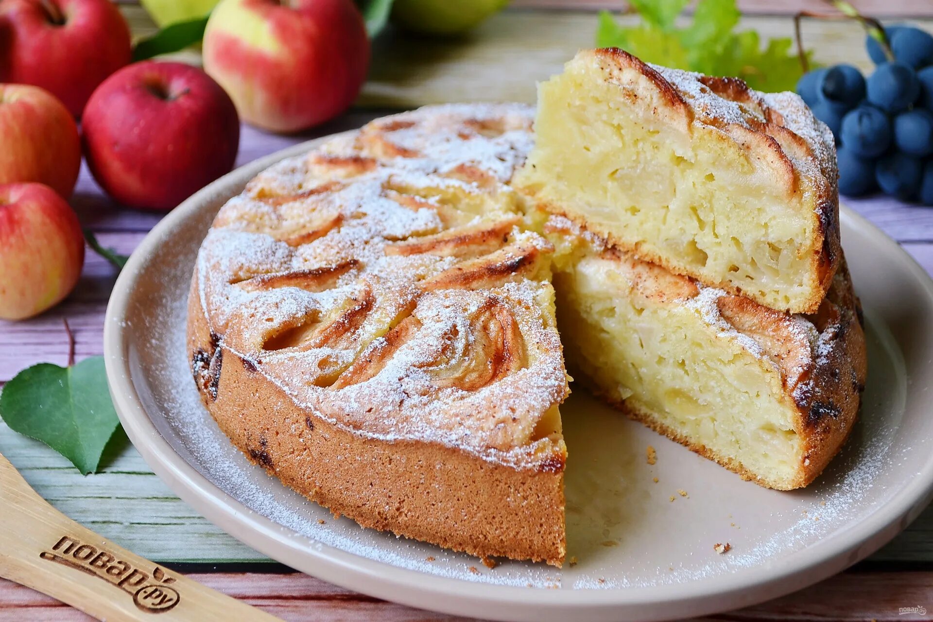 Шарлотка на сливочном масле. Яблочный пирог. Пирог с бананом и яблоком. Пирог шарлотка с яблоками. Яблочно банановый пирог.