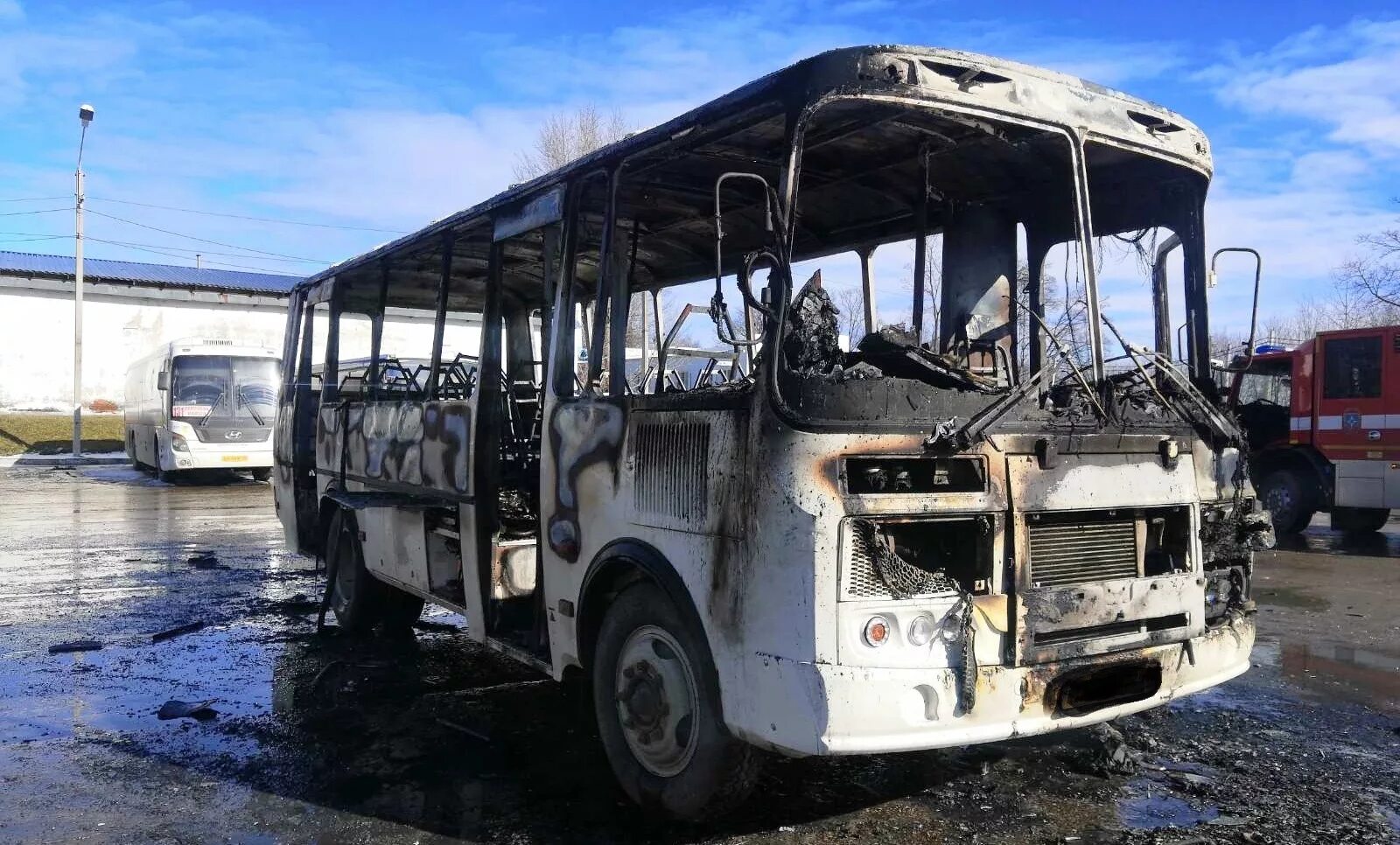 Сгоревший ПАЗ 32054. Автобус. Сгоревший автобус ПАЗ.